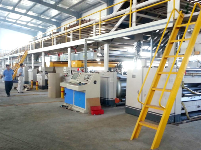 由濕部設備和干部設備兩個相對獨立的工藝段組合成。濕部設備主要包括原紙托紙架、自動接紙架、預熱預調器、單面瓦楞機、輸紙天橋、涂膠機、雙面機等，濕部設備將瓦楞原紙制成不同楞型組合的三、五、七層瓦楞紙板;干部設備主要包括輪轉切斷機、縱切壓痕機、橫切機、堆碼機等，干部設備將瓦楞紙板按照訂單要求進行縱切壓痕、橫切、堆碼。         現在瓦楞紙板生產線已是瓦楞紙箱生產廠家的關鍵生產設備，市場上紙箱用量大大提高，各種各樣的紙箱都有，面對瓦楞紙箱用戶訂單規格多，數量小，交貨快的要求必須要提高瓦楞紙板生產線的自動化程度，達到提高質量，提高效率，節約能源，節約人力，減少耗材、減少廢品的目的。干部設備是達到這一目的的關鍵。         瓦楞紙板生產線是卷筒原紙經過壓制瓦楞，上膠，粘合定，分紙壓線,橫切成規格紙板，最后經碼輸出等工序構成的流水作業線。如單面瓦楞紙生產線通常由卷筒紙支架，單面瓦楞紙板成型機，旋轉式剪紙機組組成，使用卷筒紙材料和薯類或玉米淀粉黏合劑，連續生產并剪切成所需規格的單面瓦楞紙板，生產的紙板不必再烘干或曬干，同時和膠水機或貼面機配合使用，可生產三層以上的瓦楞紙板。瓦楞紙板生產線一般很長，如五層瓦楞紙板生產線包含設備電動無軸紙架，上紙小車，面紙預熱器，芯紙預熱器，重型二次涂膠機等設備。        一個完整的瓦楞紙板生產線由以下設備組成：原紙架，預熱器，瓦楞機，輸送過橋，涂膠機，雙面機，輪轉切斷機，縱切機，橫切機，堆碼機以及蒸汽加熱系統，空氣壓縮系統，制膠循環系統，電器控制系統。還可以選配接紙機，糾偏系統以及生管系統。全自動瓦楞紙板生產線可以將原紙自動加工成瓦楞紙板，可根據客戶的需求制作三、五、七層瓦楞紙板。